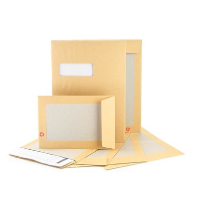Besondergroßer Versandumschlag mit braunem Kraftpapier und grauer Kartonrückschutz