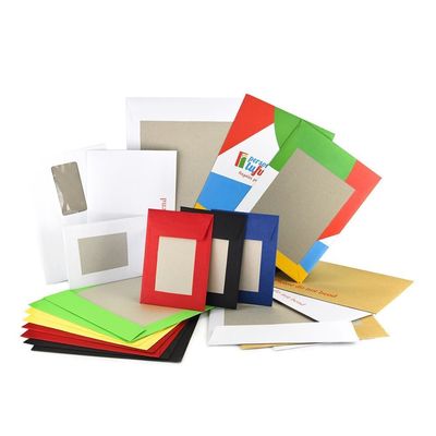 Besondergroßer Versandumschlag mit braunem Kraftpapier und grauer Kartonrückschutz