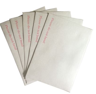 Versand- und Versandpost Express C4 Grau-Blatt-Hintergrundumschläge mit braunem Kraftpapier