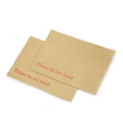 Versand- und Versandpost Express C4 Grau-Blatt-Hintergrundumschläge mit braunem Kraftpapier