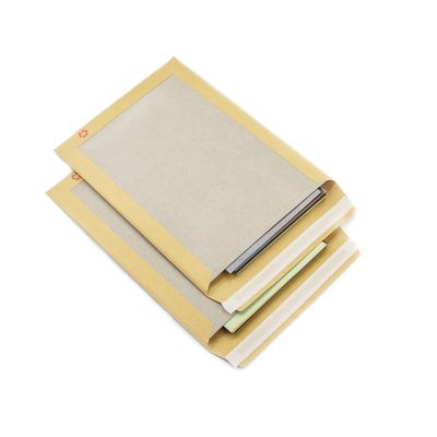 Versand- und Versandpost Express C4 Grau-Blatt-Hintergrundumschläge mit braunem Kraftpapier