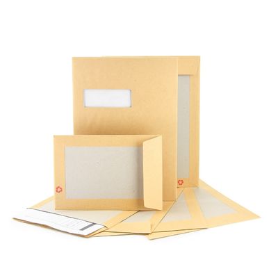 Versand- und Versandpost Express C4 Grau-Blatt-Hintergrundumschläge mit braunem Kraftpapier